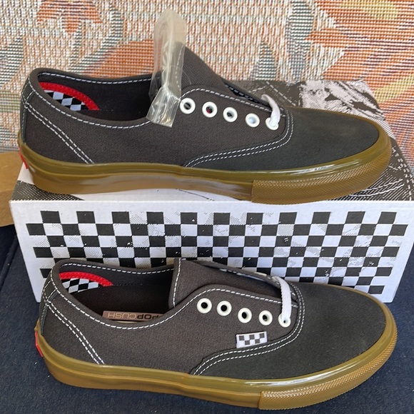 Vans Men’s Skate Authentic
Raven/Gum
VNOA5FC8241
Sneakers - athletic shoes - Picture 2 of 16